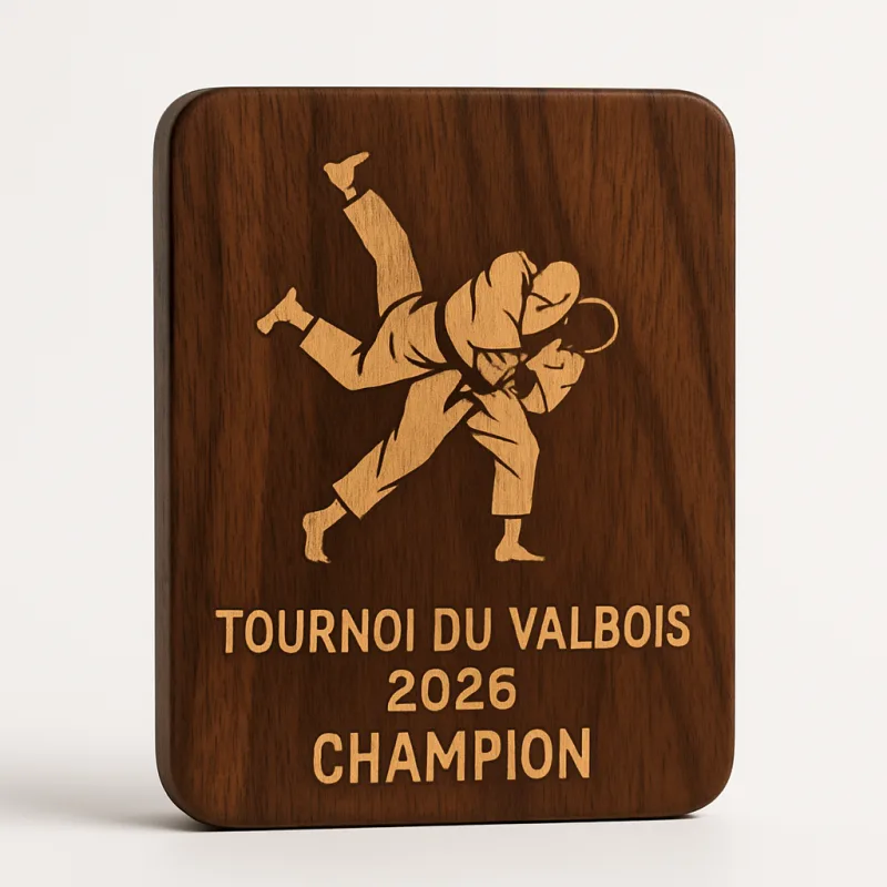 Trophée bois gravé judoka ippon