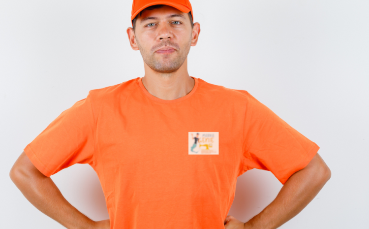 Employé portant fièrement un t-shirt marqué du logo de l'entreprise